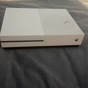 Xbox one used good condition (100 gigabytes)
